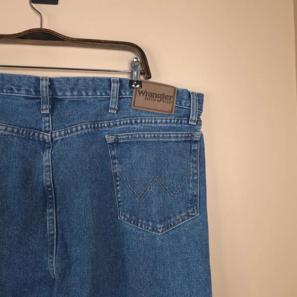 Wrangler Men's Rugged Wear Relaxed Fit Jeans in Medium Wash Size 44x32